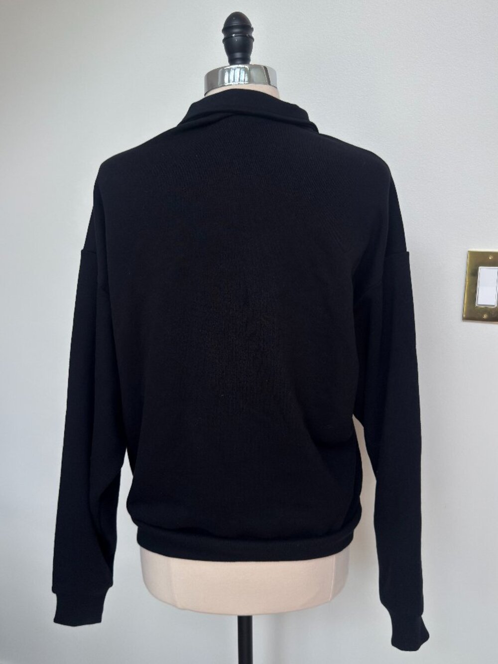 Alo Yoga Accolade 1/4 Zip Pullover in Black - Picture 4 of 4